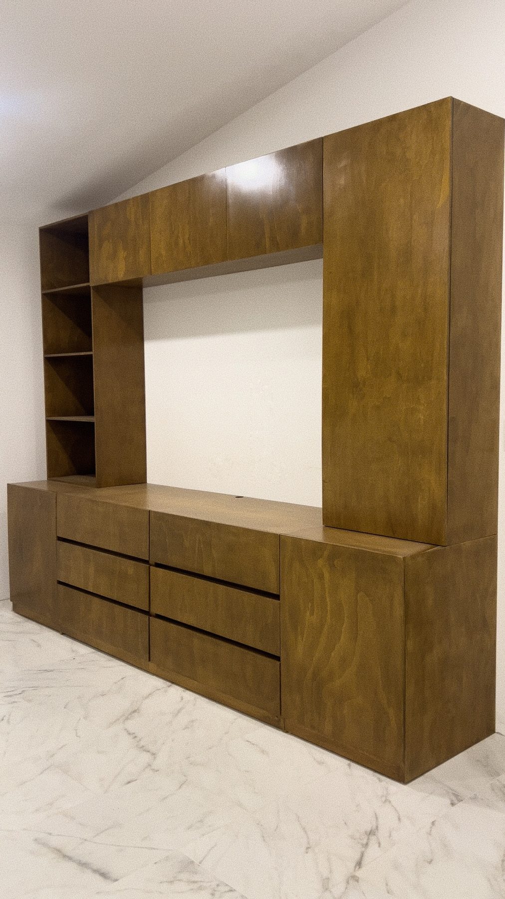 Vista lateral de mueble de TV de madera con gabinetes altos y cajones